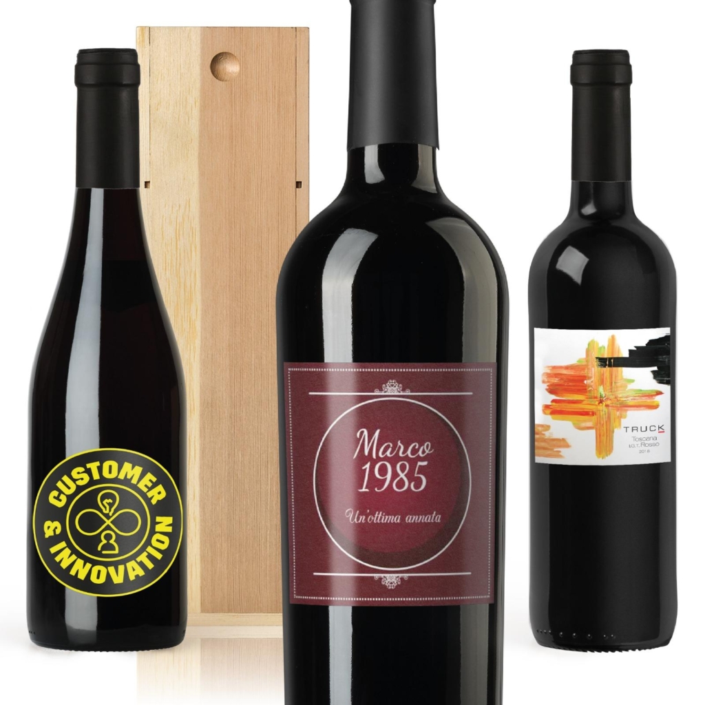 Tre bottiglie di vino con etichette personalizzate