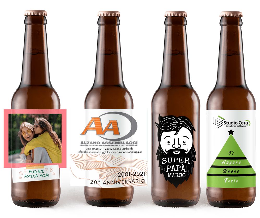 Quattro bottiglie di birra bionda con etichette personalizzate